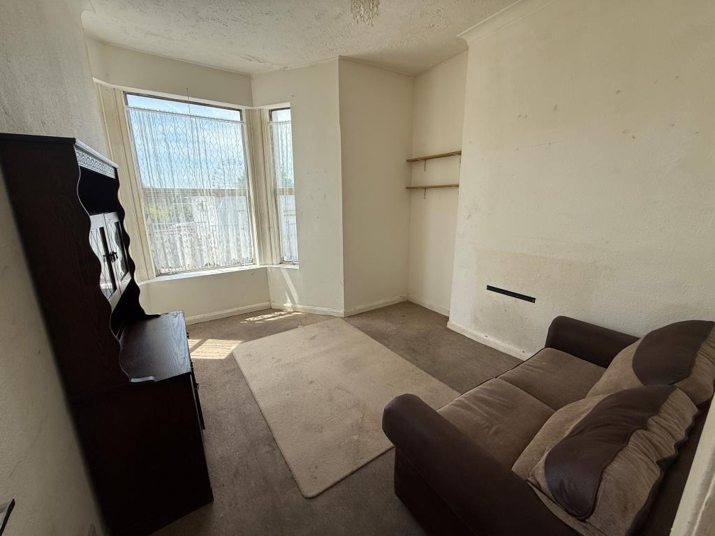 Lot: 140 - FLAT FOR IMPROVEMENT - Living room with bay window